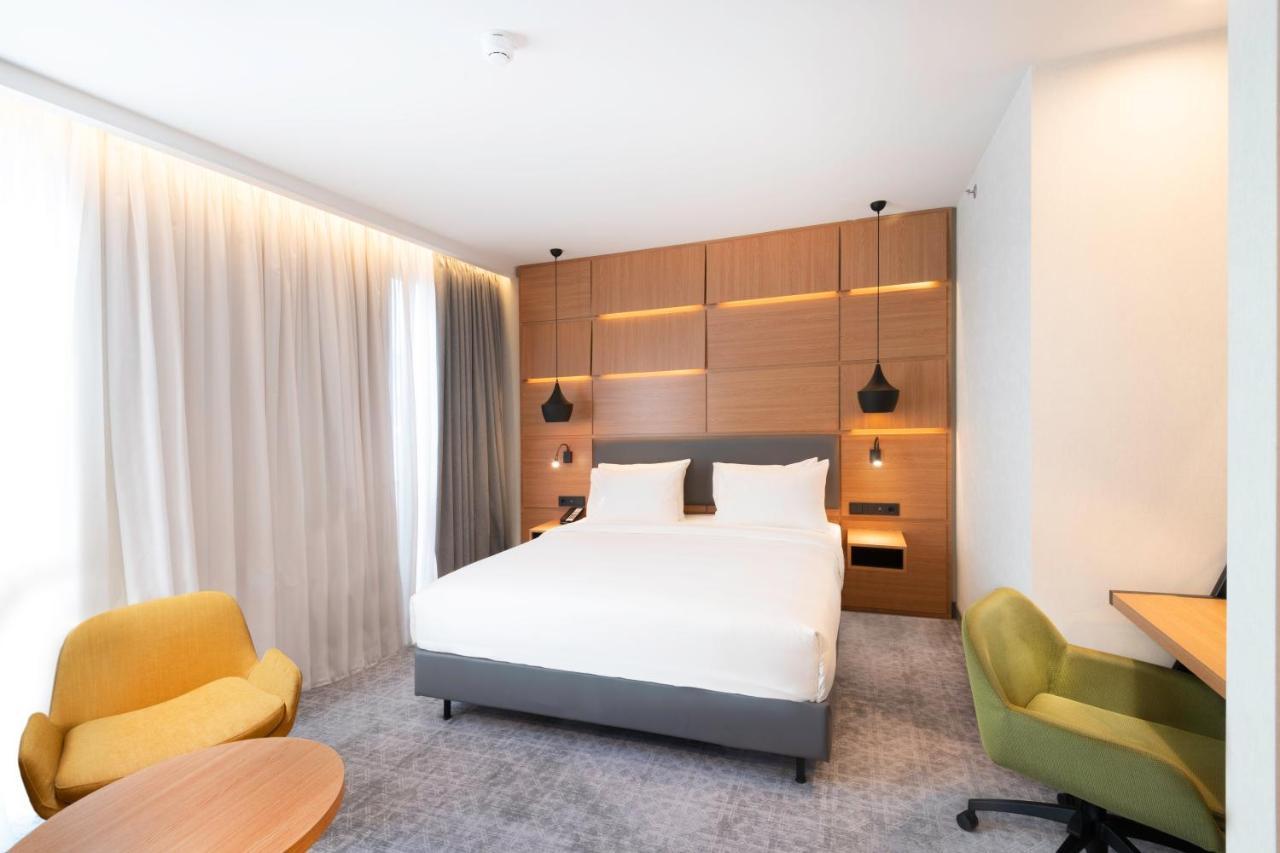 Holiday Inn Yerevan - Republic Square By Ihg Bagian luar foto