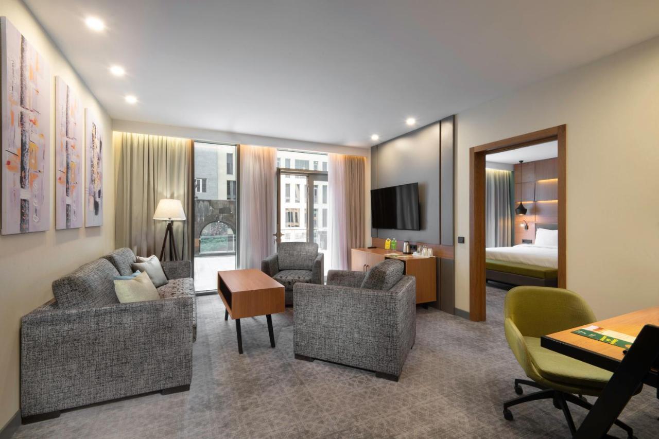 Holiday Inn Yerevan - Republic Square By Ihg Bagian luar foto