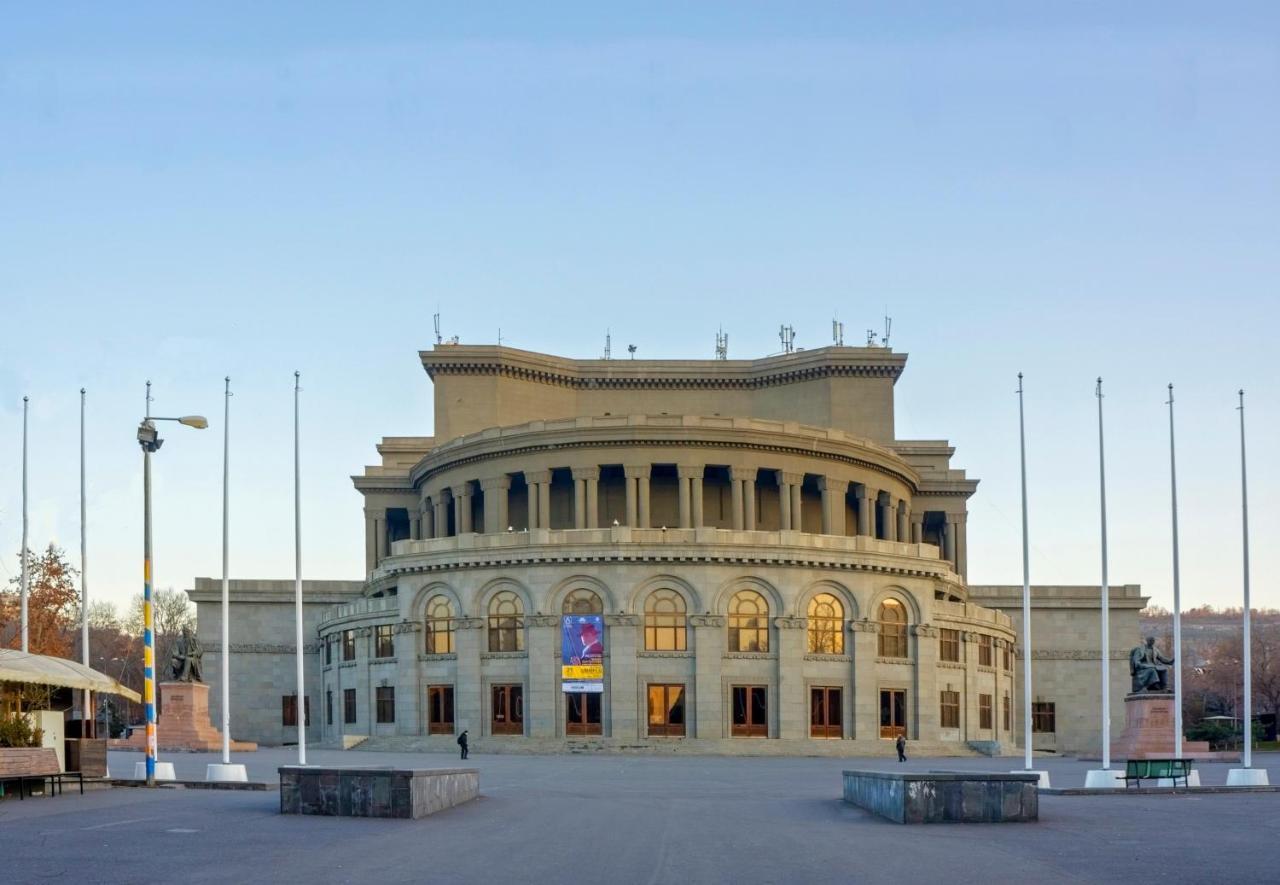 Holiday Inn Yerevan - Republic Square By Ihg Bagian luar foto
